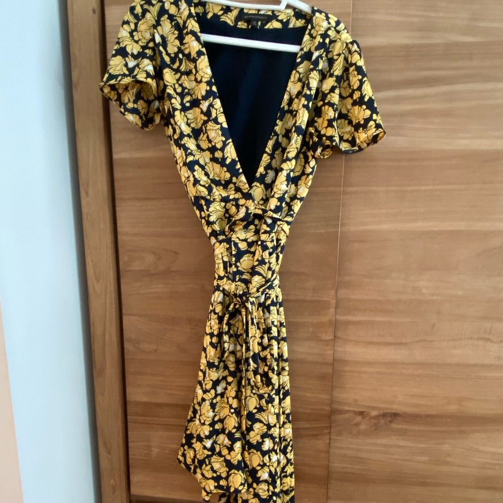 Banana Republic Wrap Dress • Size M